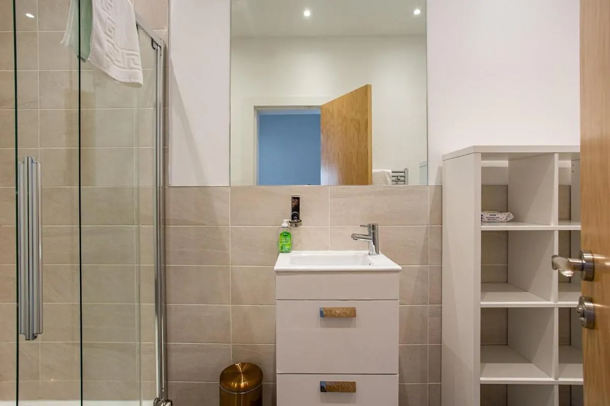 Modern Luxury Apartment, Sleeps 6 I Best Location I Long Stay Belfast 0*,