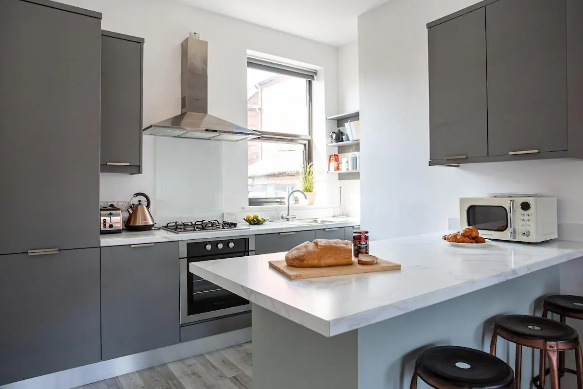 Modern Luxury Apartment, Sleeps 6 I Best Location I Long Stay Belfast Daire