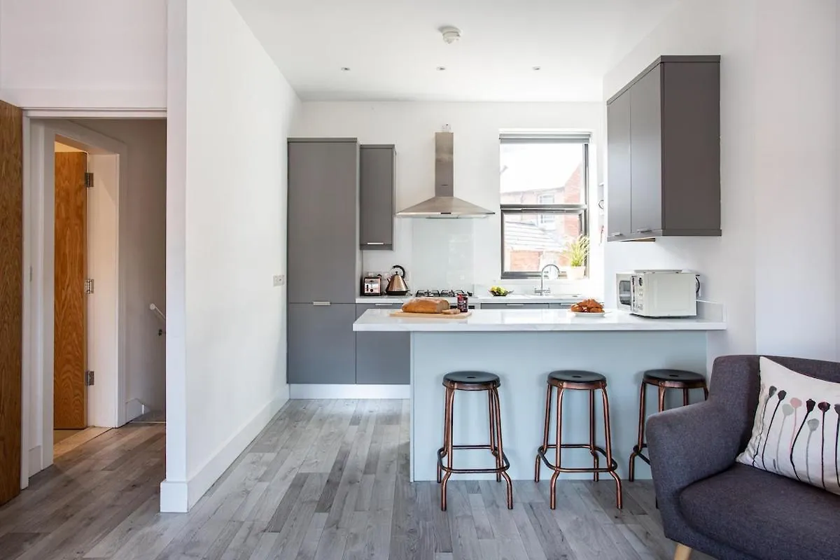 Modern Luxury Apartment, Sleeps 6 I Best Location I Long Stay Belfast Daire