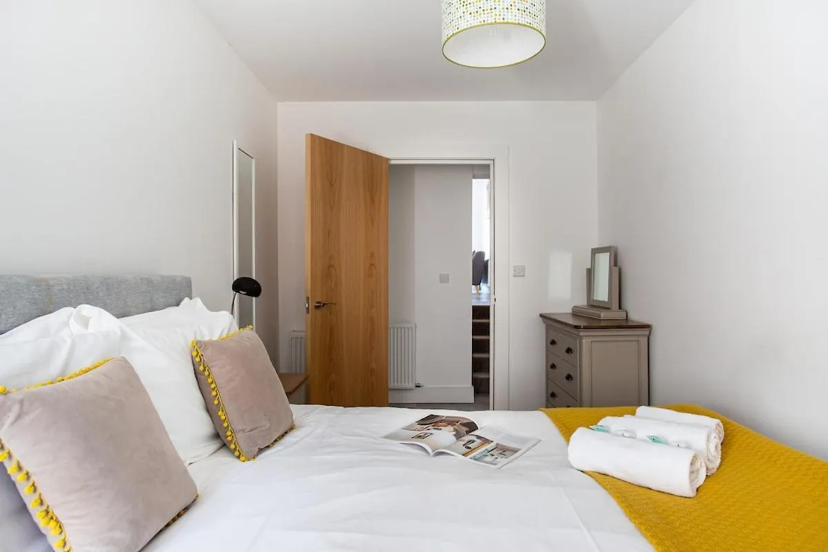 Modern Luxury Apartment, Sleeps 6 I Best Location I Long Stay Belfast Daire