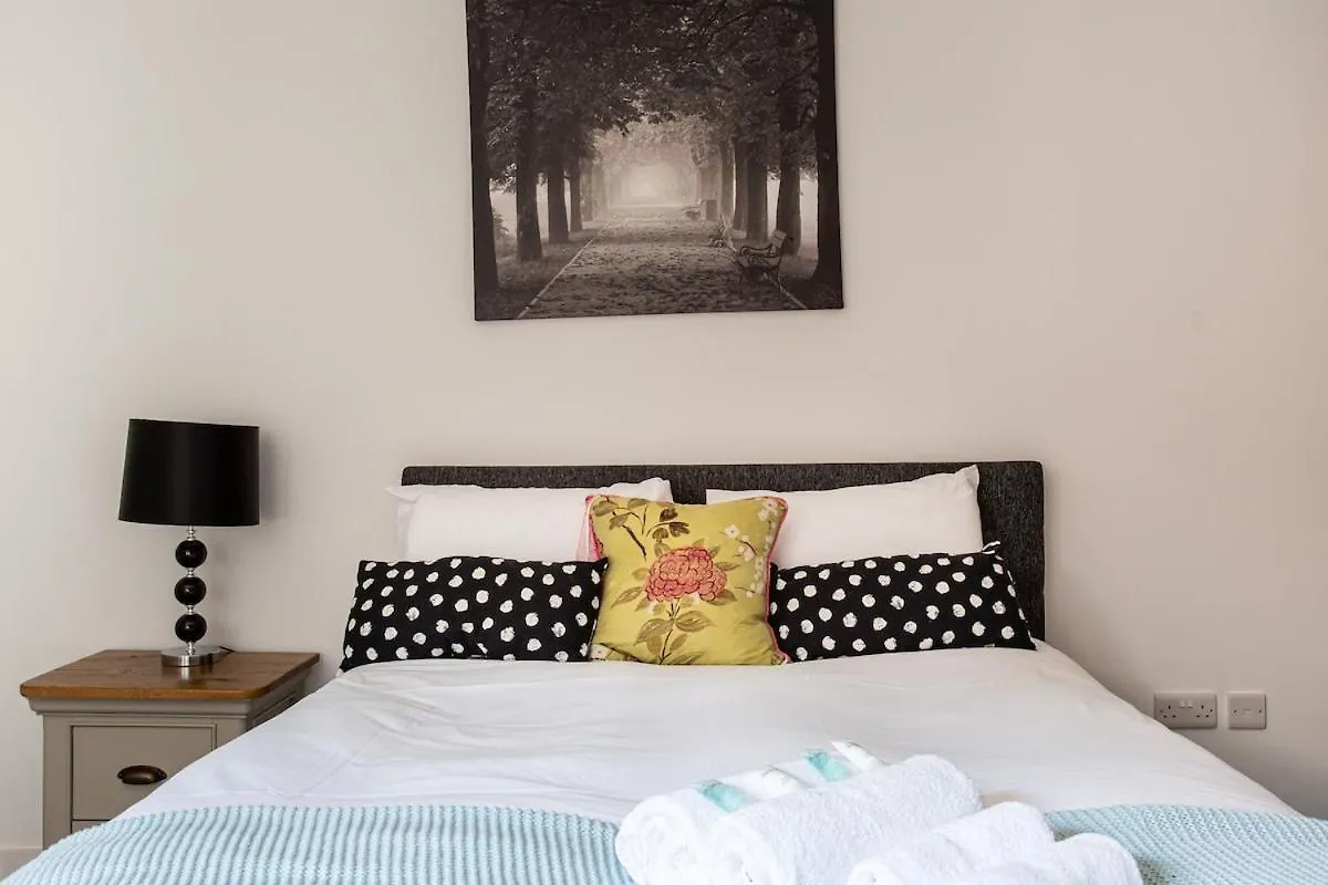 Modern Luxury Apartment, Sleeps 6 I Best Location I Long Stay Belfast 0*,