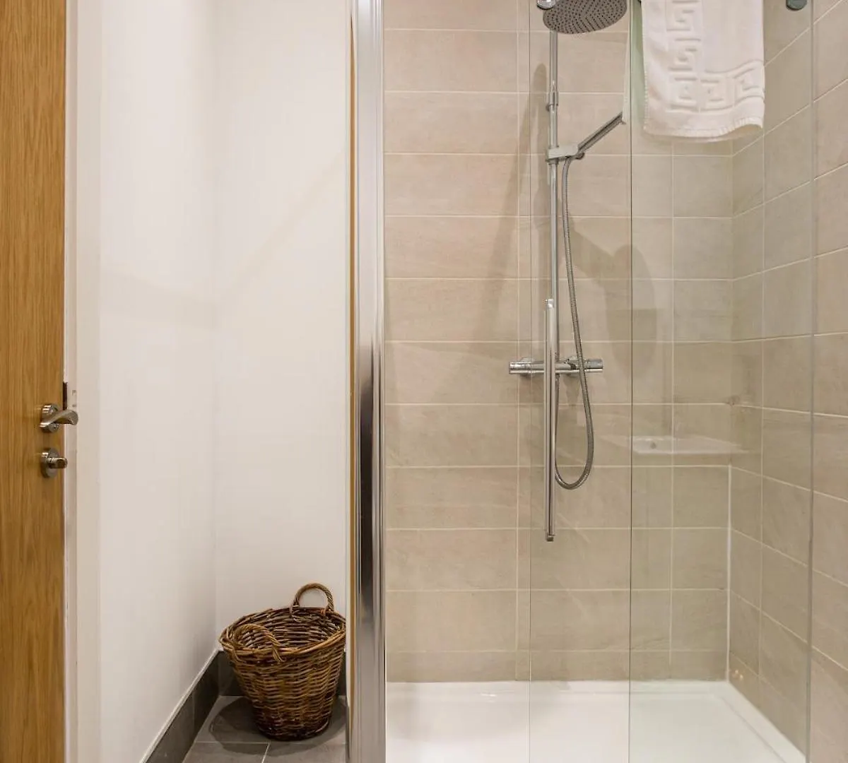Daire Modern Luxury Apartment, Sleeps 6 I Best Location I Long Stay Belfast