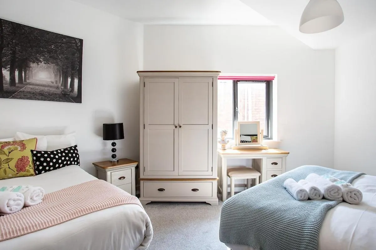 Modern Luxury Apartment, Sleeps 6 I Best Location I Long Stay Belfast Daire