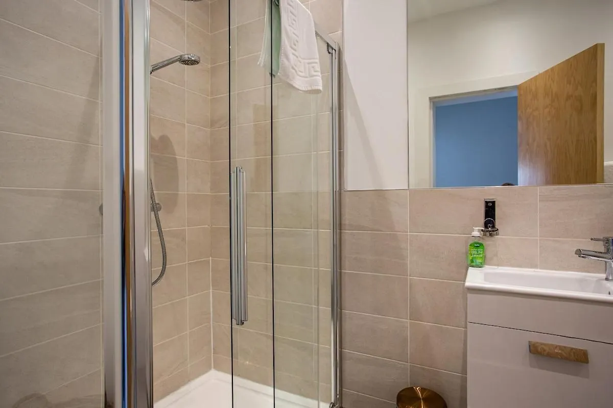 Modern Luxury Apartment, Sleeps 6 I Best Location I Long Stay Belfast Daire
