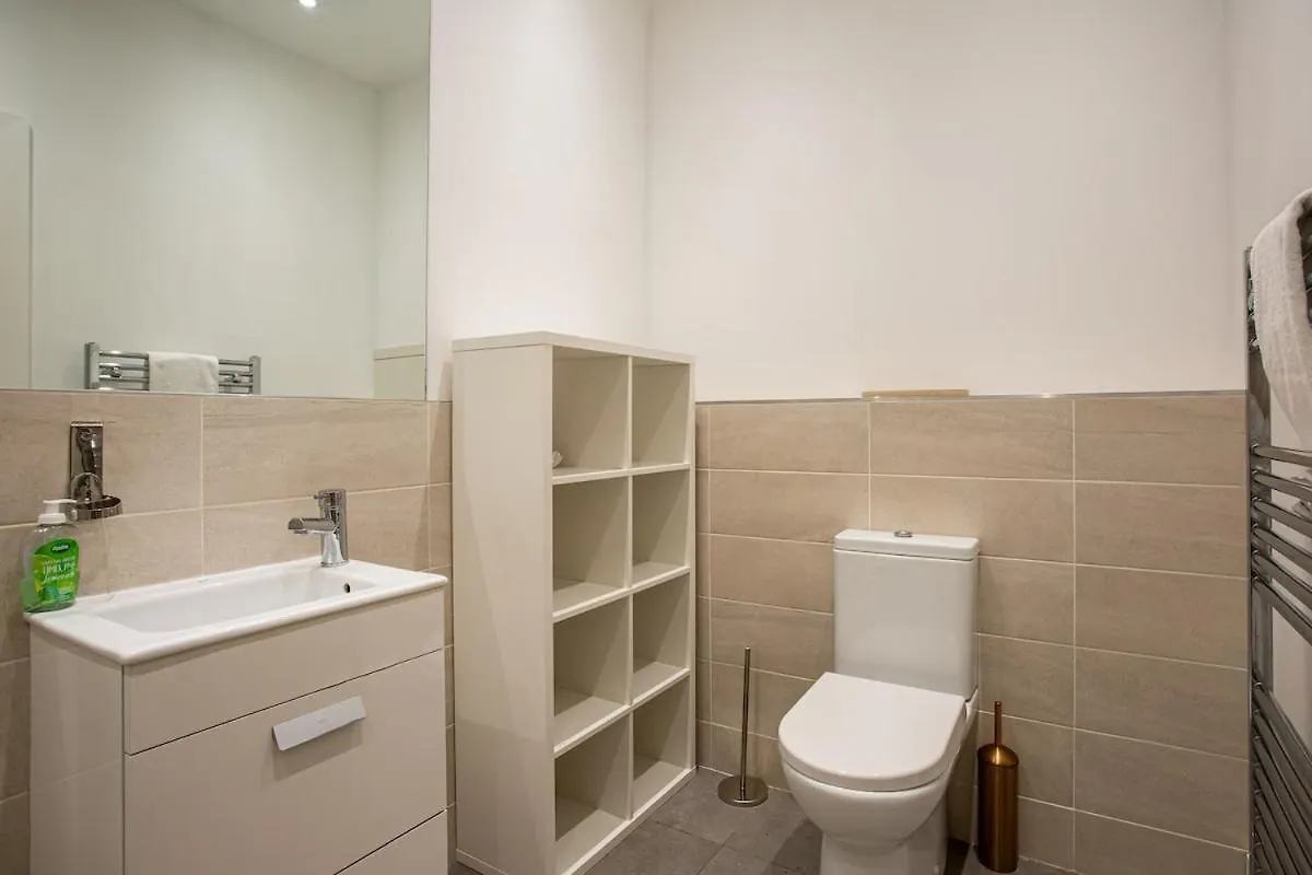 Modern Luxury Apartment, Sleeps 6 I Best Location I Long Stay Belfast