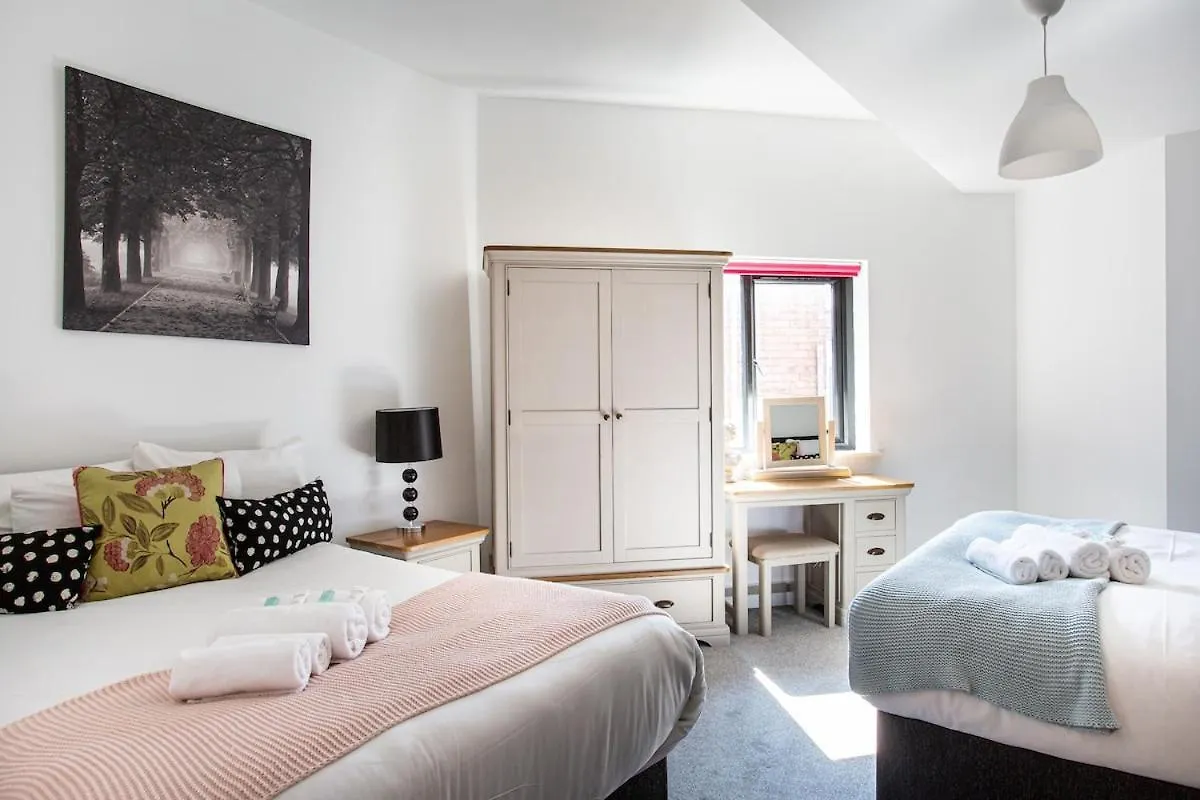 Modern Luxury Apartment, Sleeps 6 I Best Location I Long Stay Belfast 0*,  Birleşik Krallık